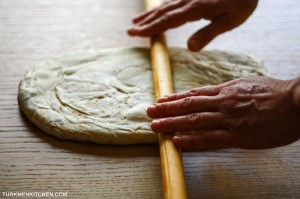 Roll out the dough to a flat oval.